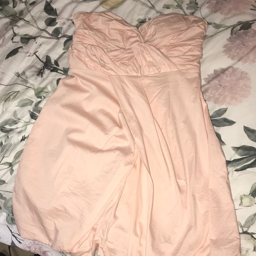 A short pink strapless dress